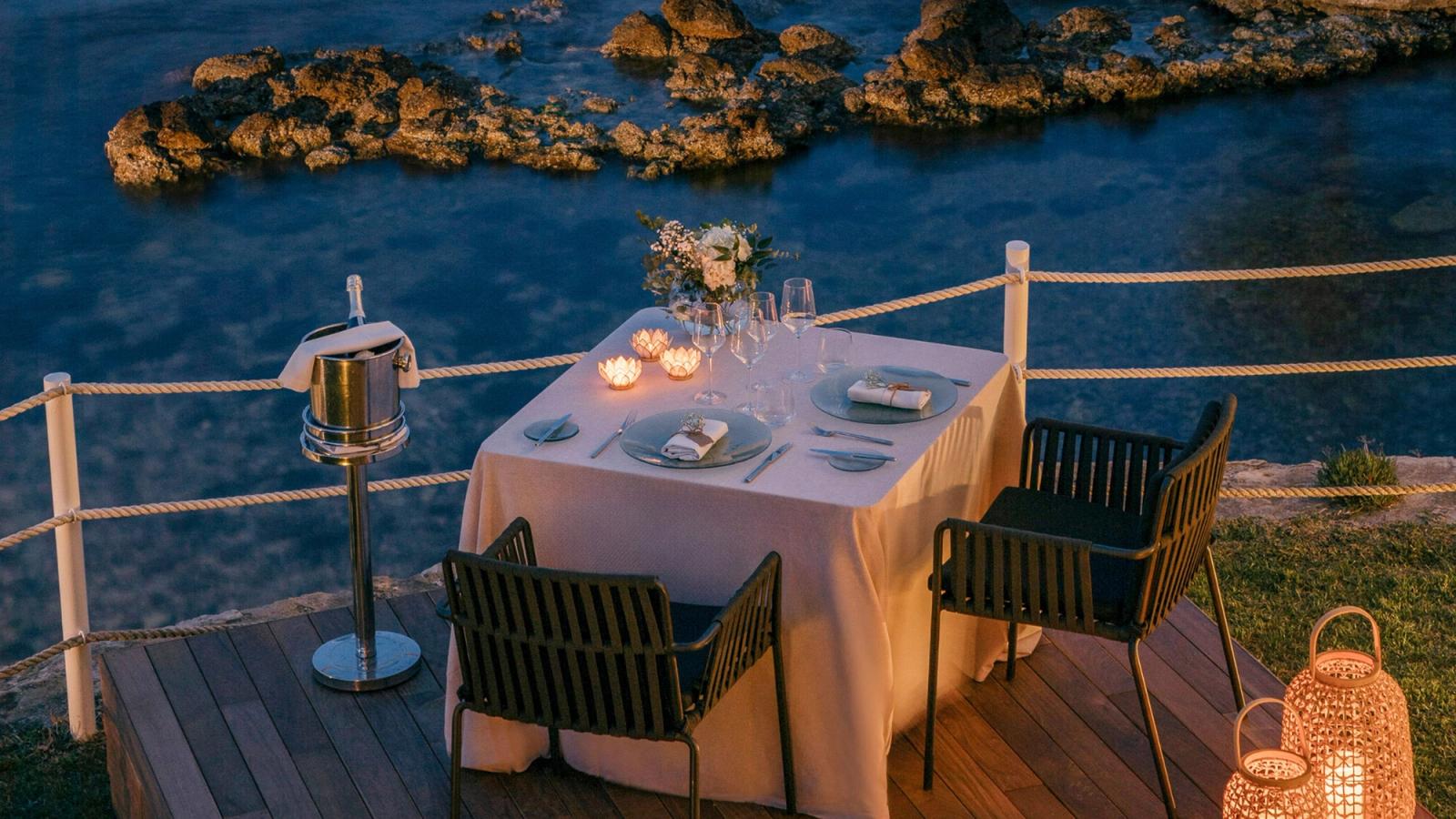 Dinner over the rocks