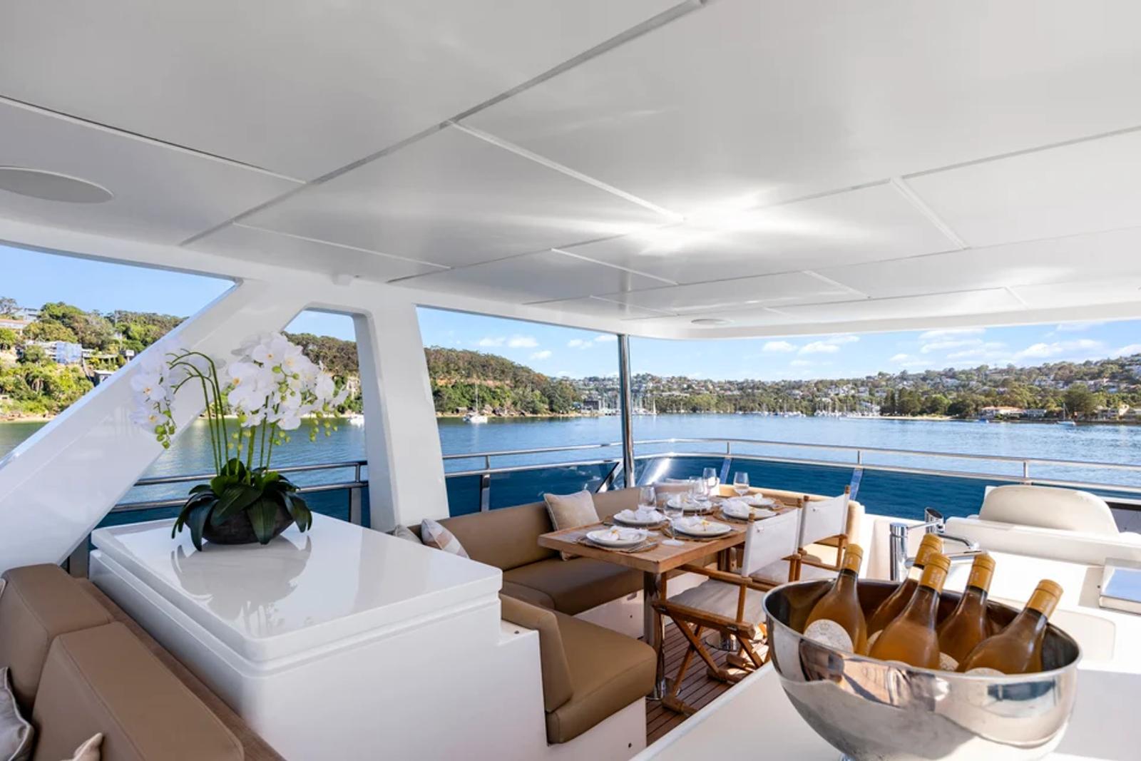 Bluestone 1 — sundeck dining champagne