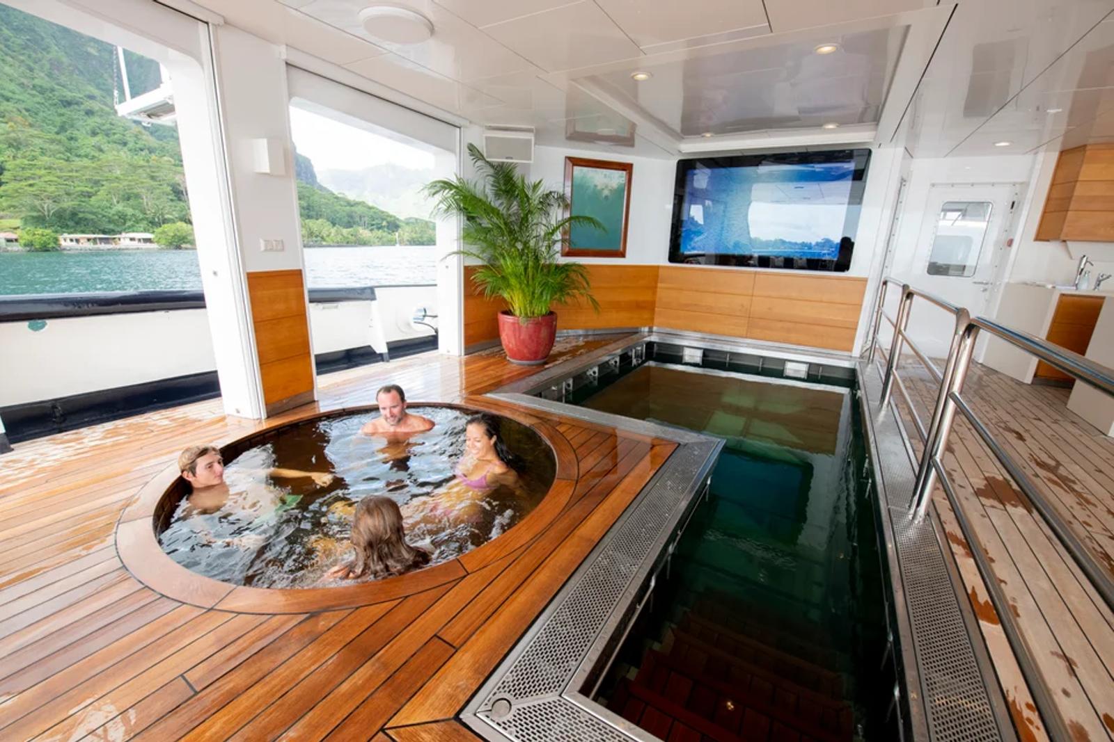 ARCTIC — jacuzzi sea pool guests