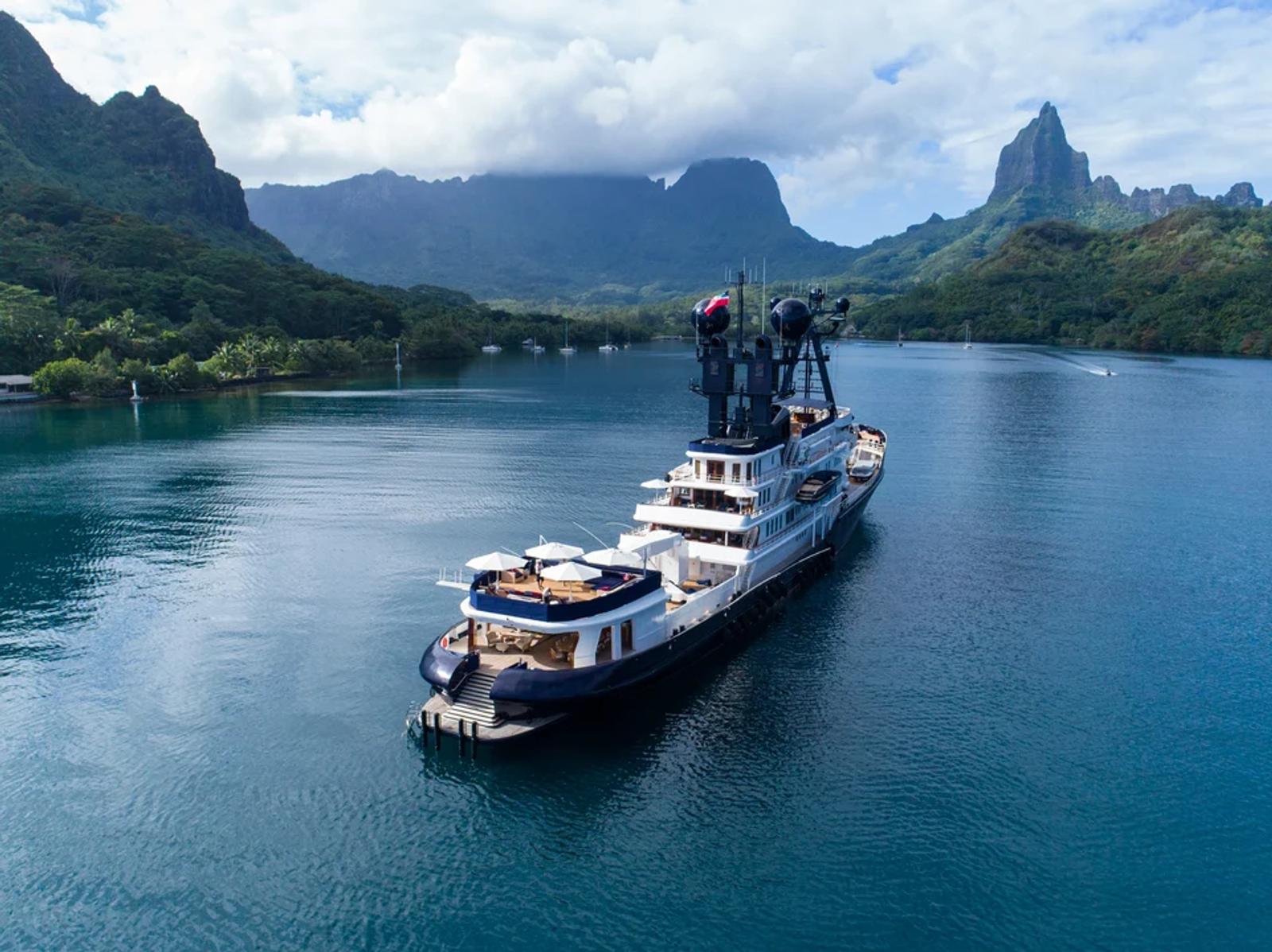 ARCTIC — moorea stern quarter aerial