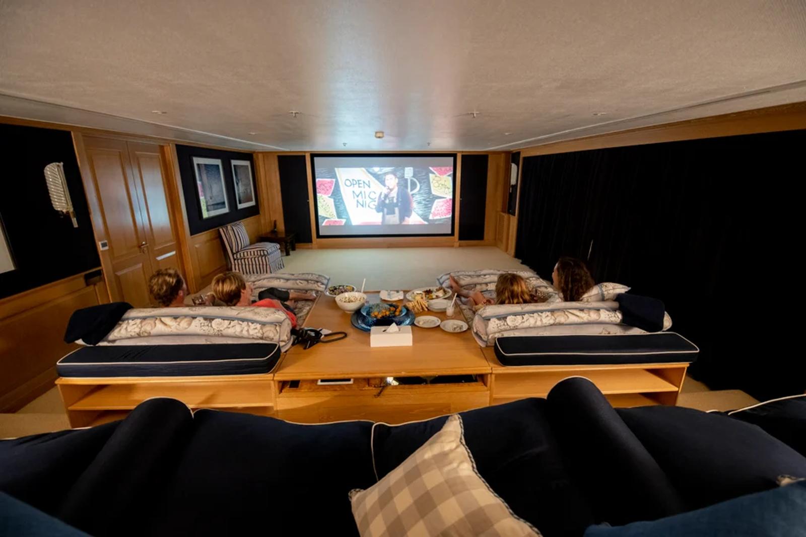 ARCTIC — cinema guests floor