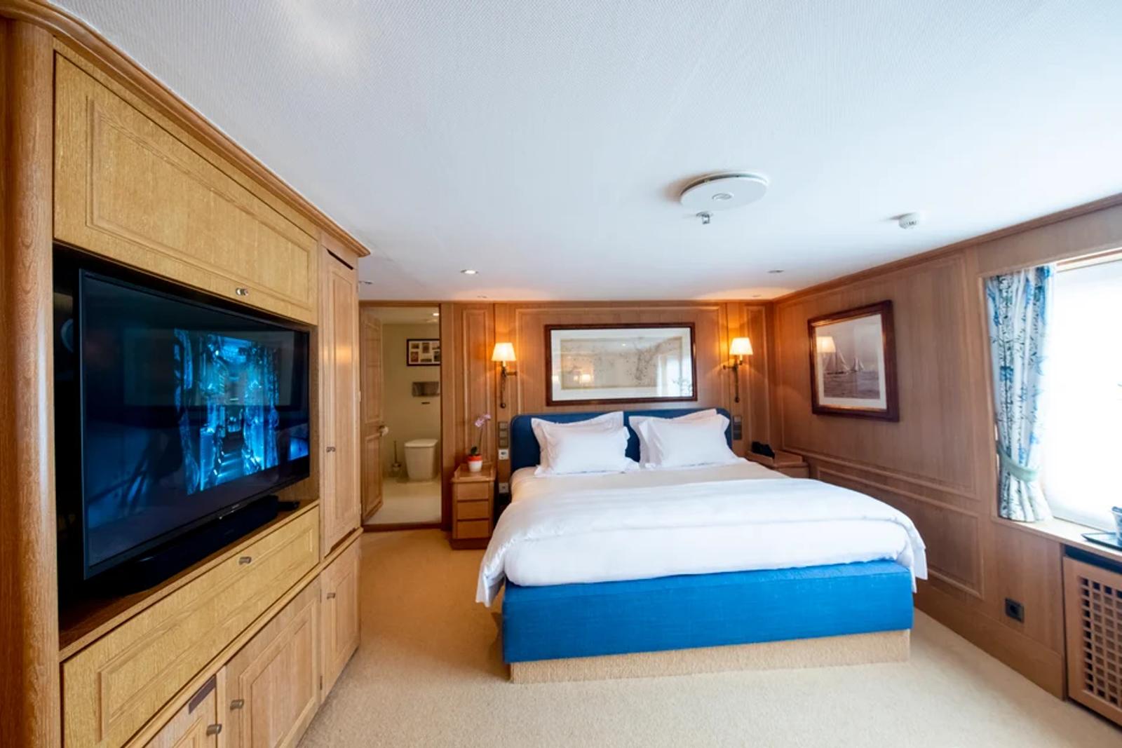 ARCTIC — guest cabin double media