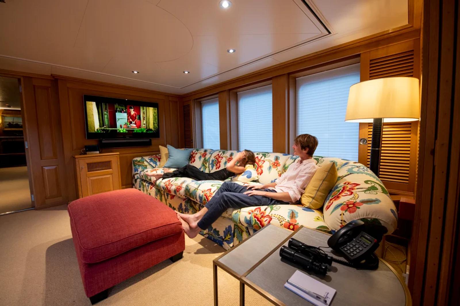 ARCTIC — tv lounge guests