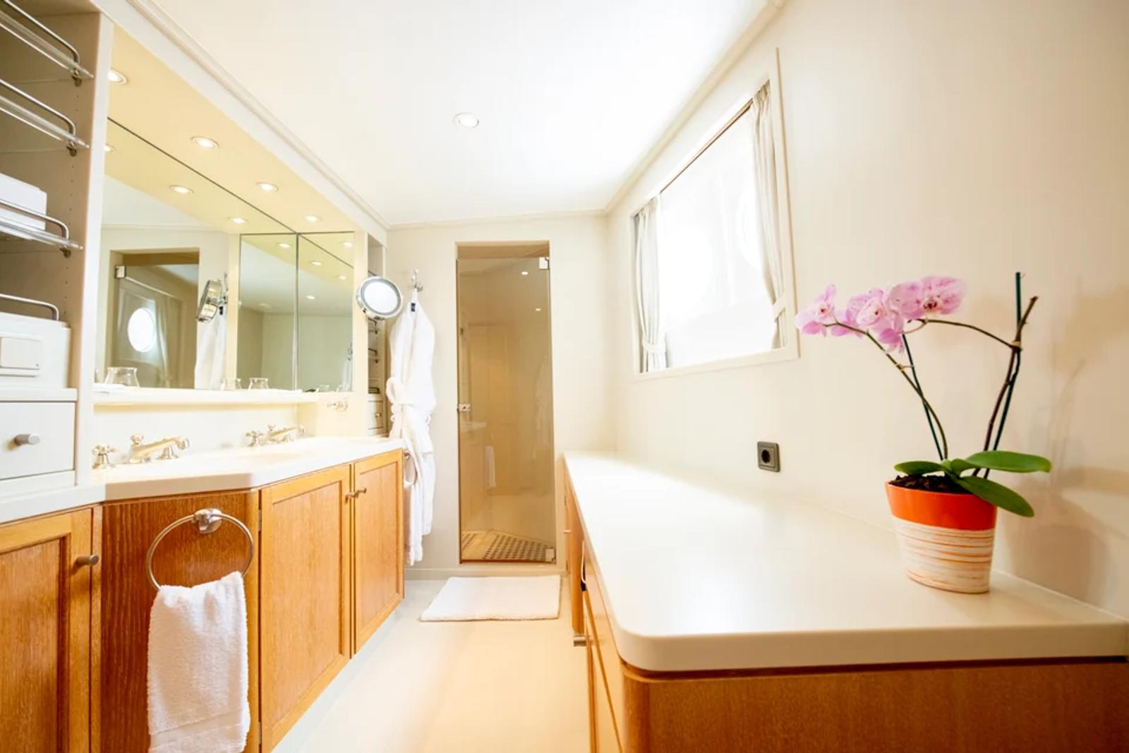 ARCTIC — guest bathroom orchid