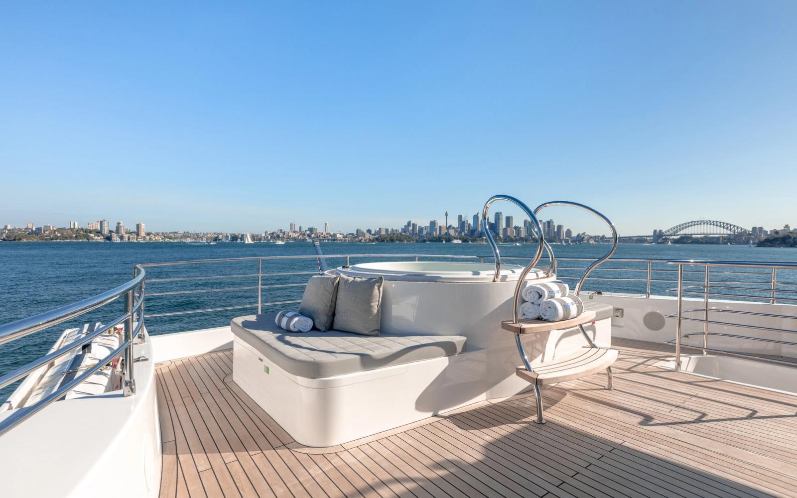 ONEWORLD — bow lounge