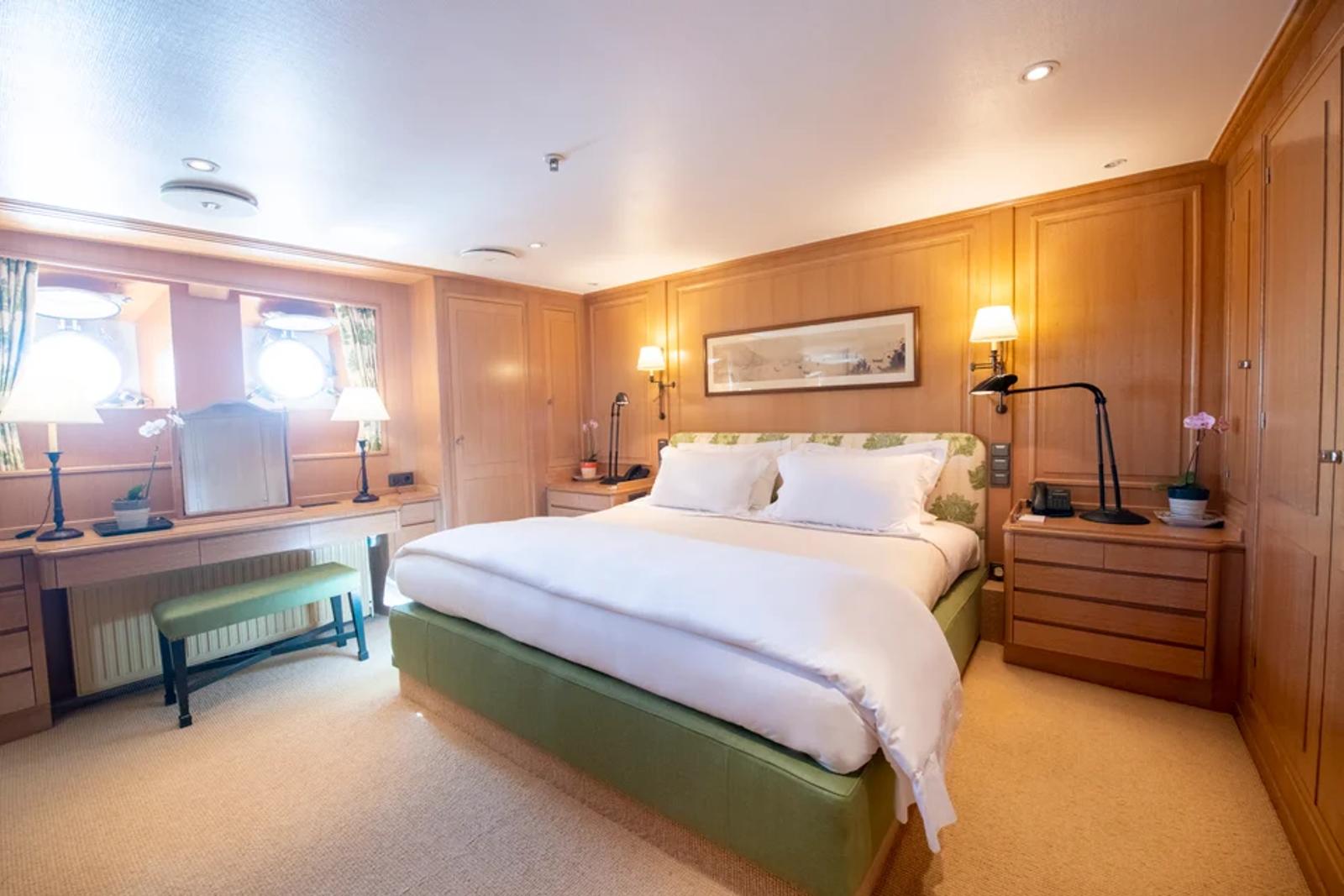 ARCTIC — guest cabin double green