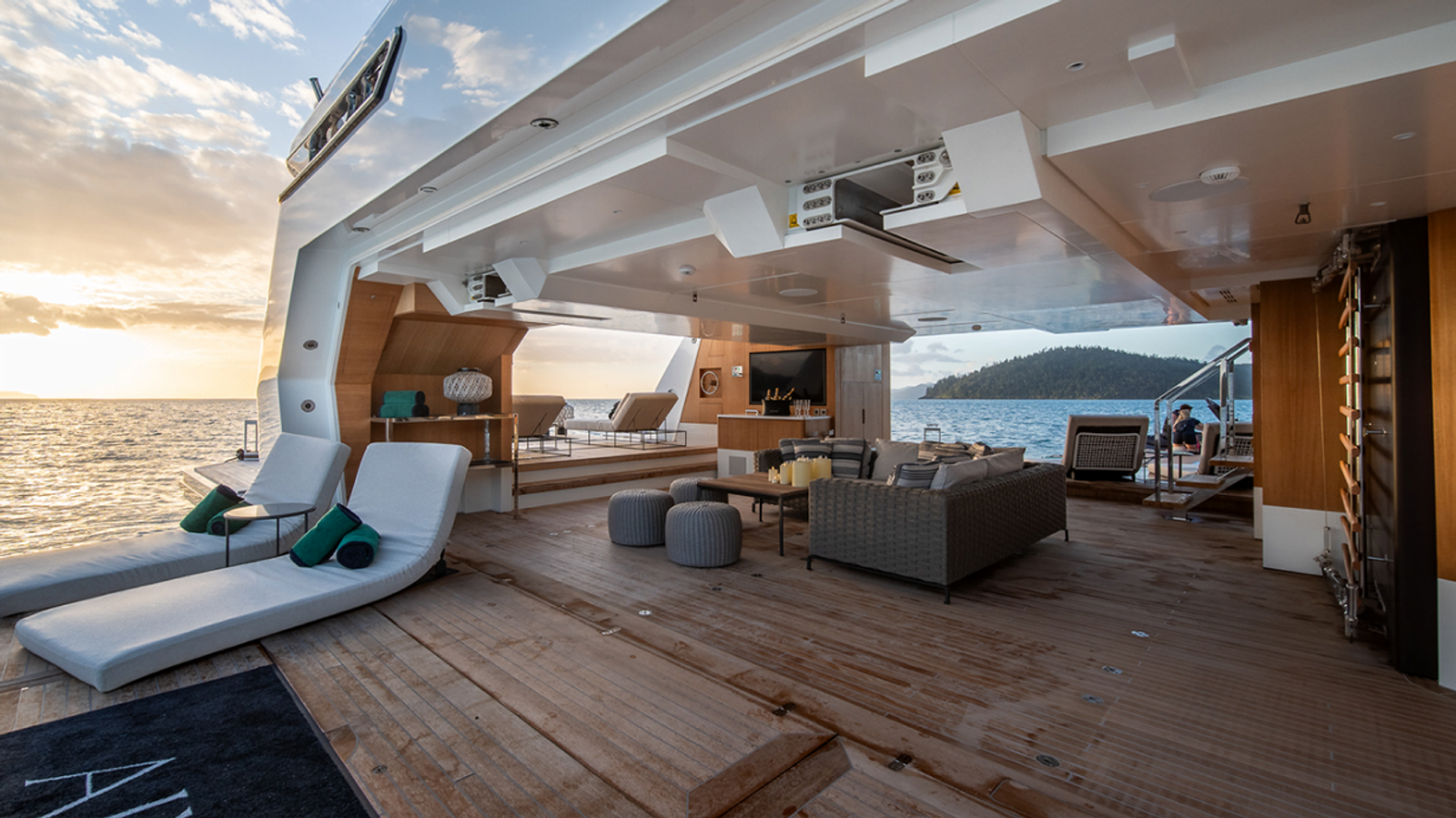AIX motor yacht — sun deck