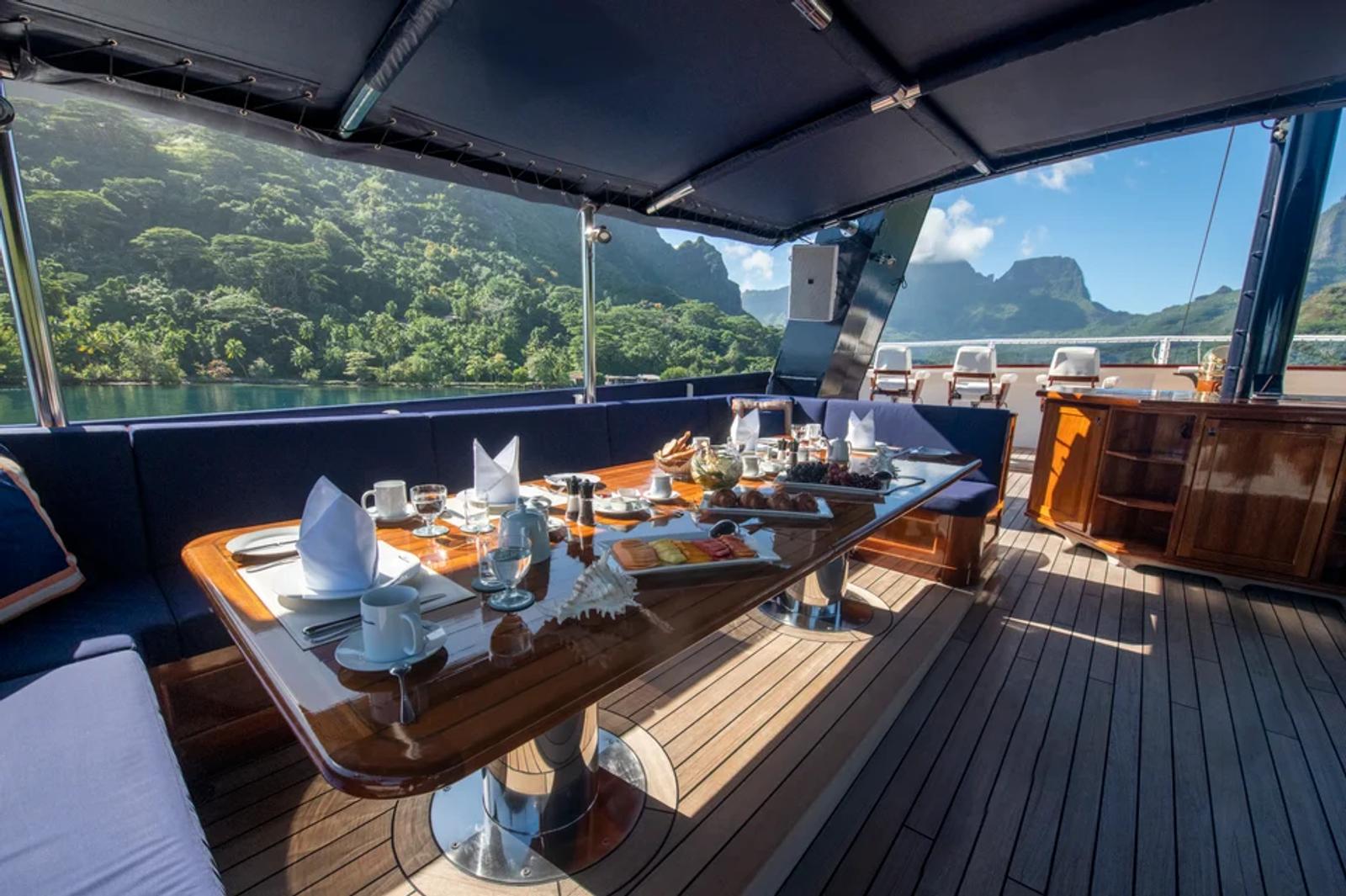 ARCTIC — alfresco dining breakfast