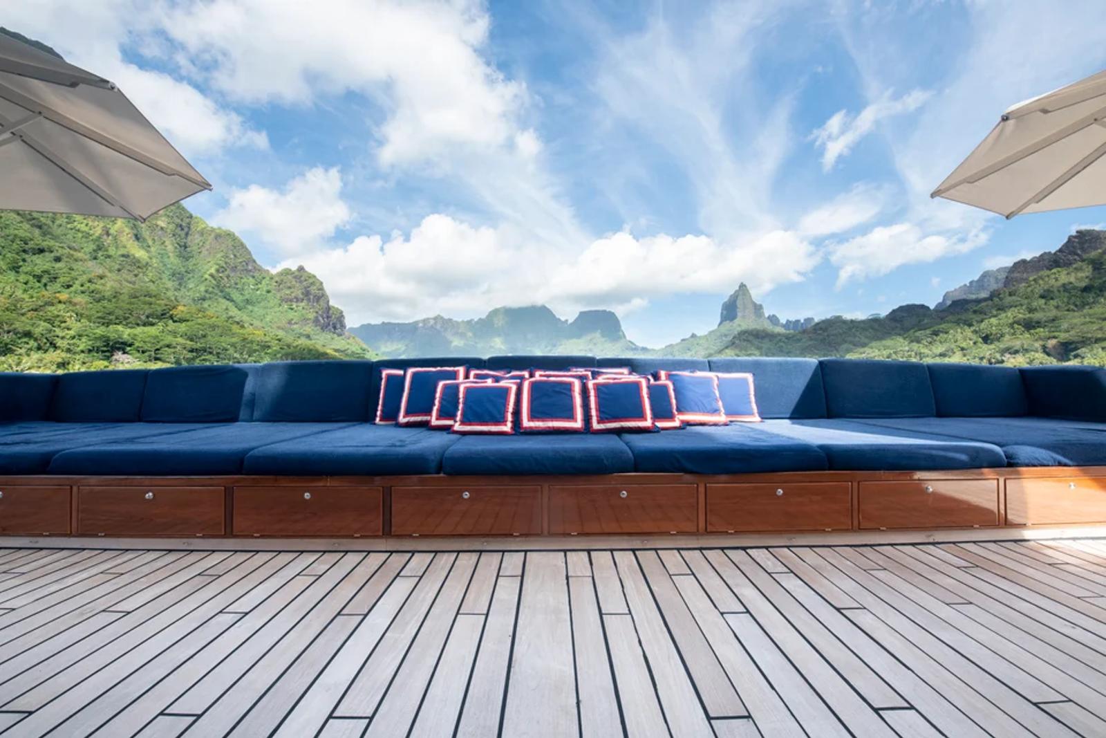 ARCTIC — banquette moorea view