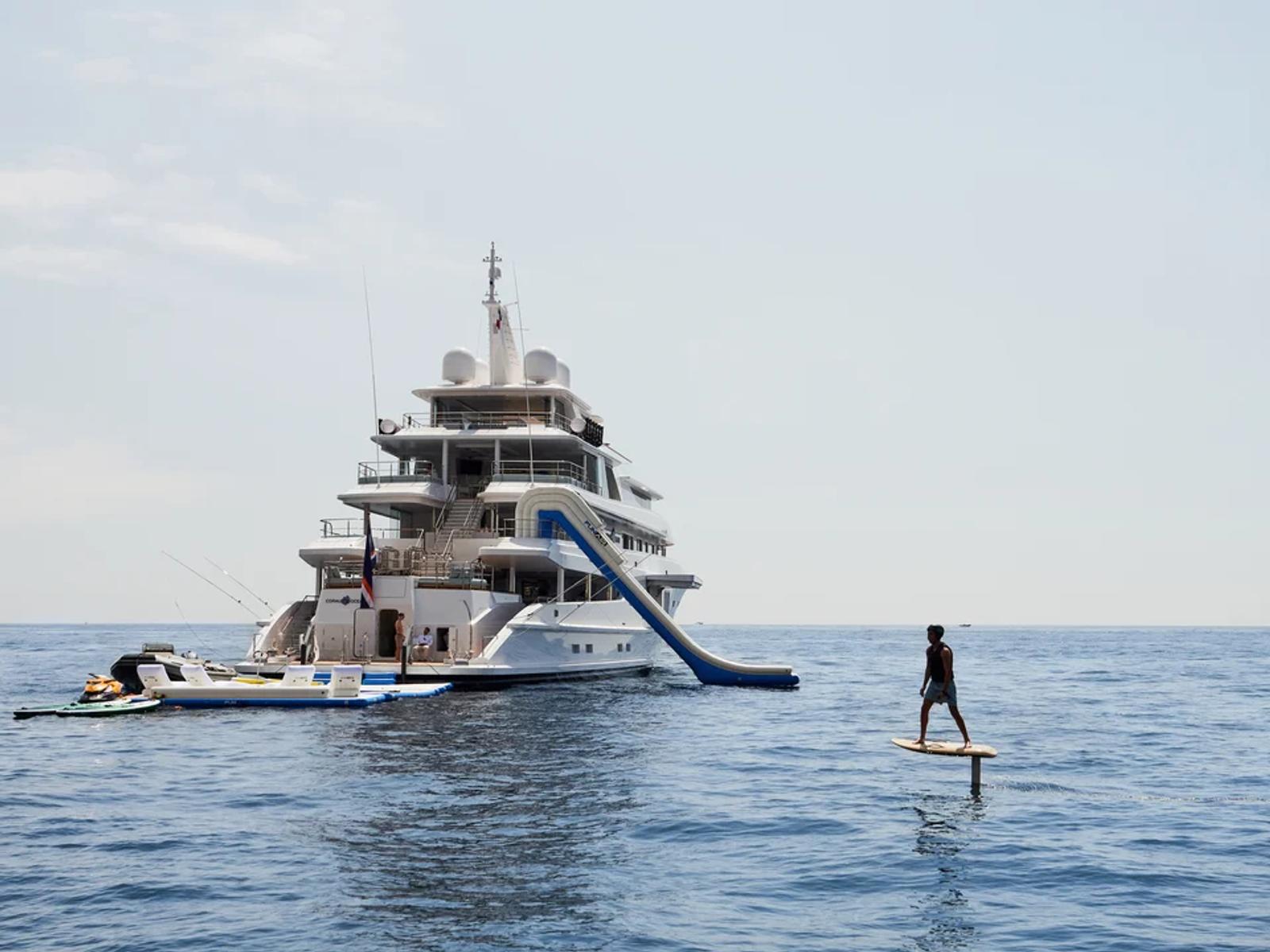 CORAL OCEAN — stern slide foiling