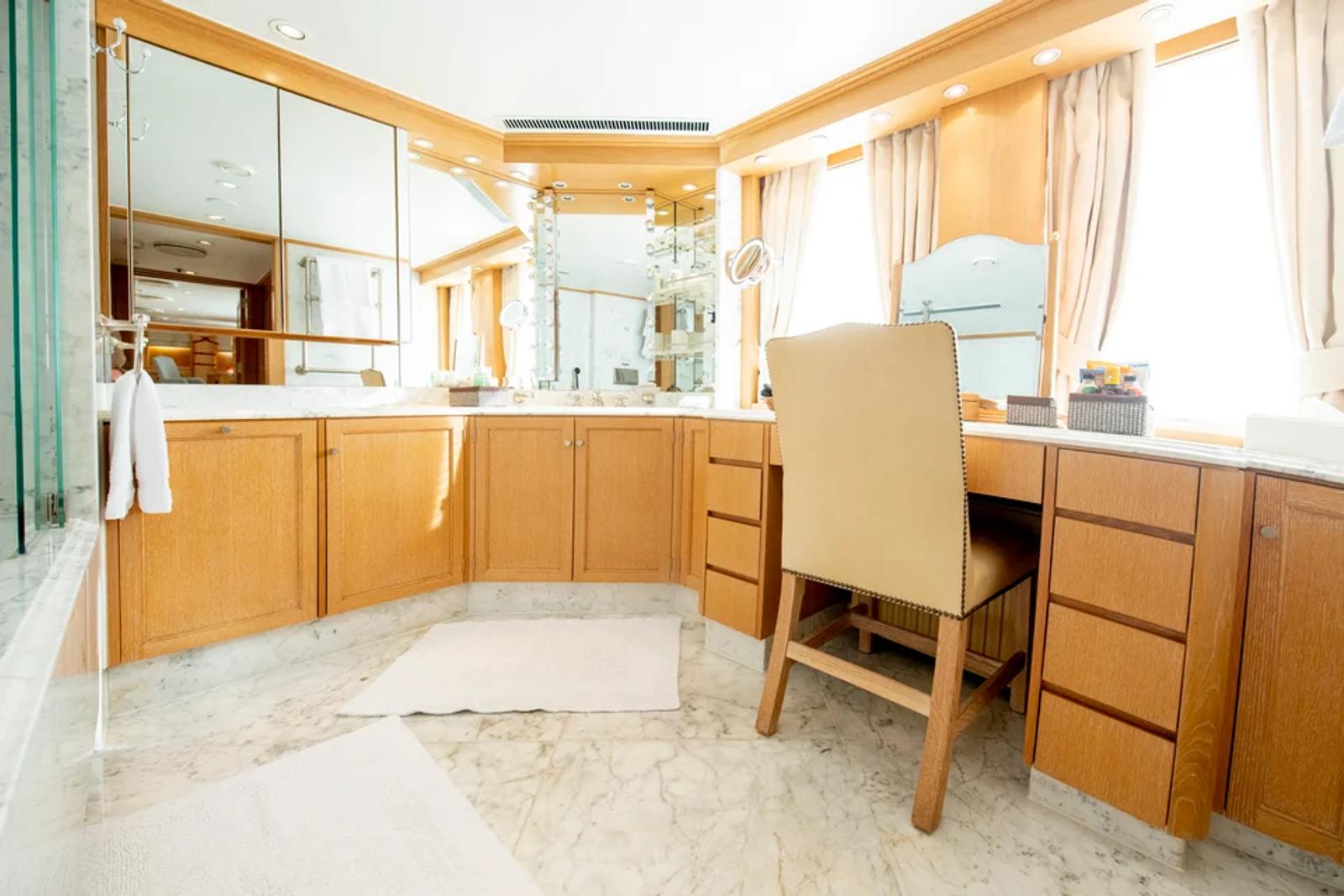 ARCTIC — master ensuite vanity