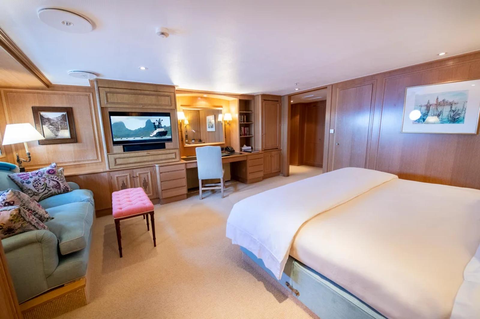 ARCTIC — guest cabin double sitting