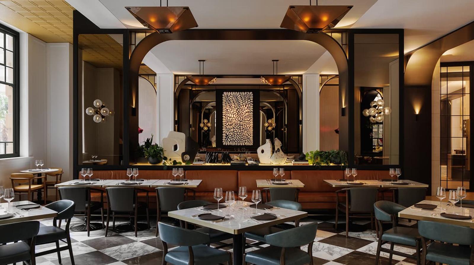 Brasserie 1930 at street level