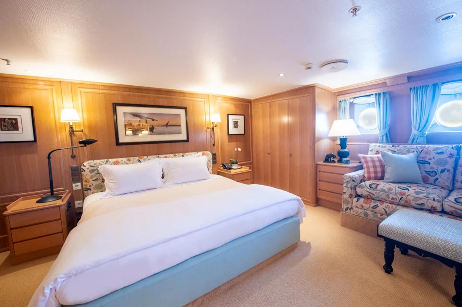 ARCTIC — guest cabin double blue