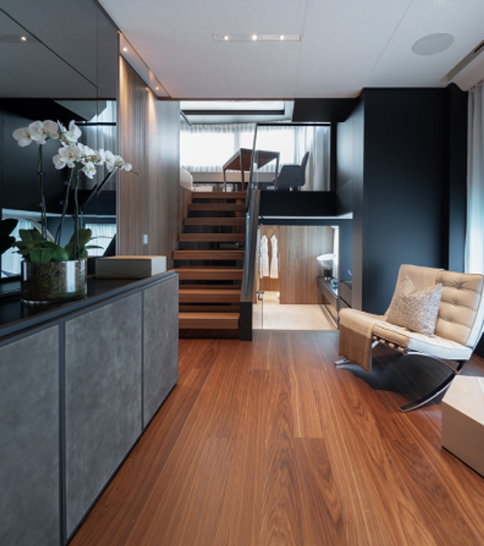 AIX motor yacht — interior