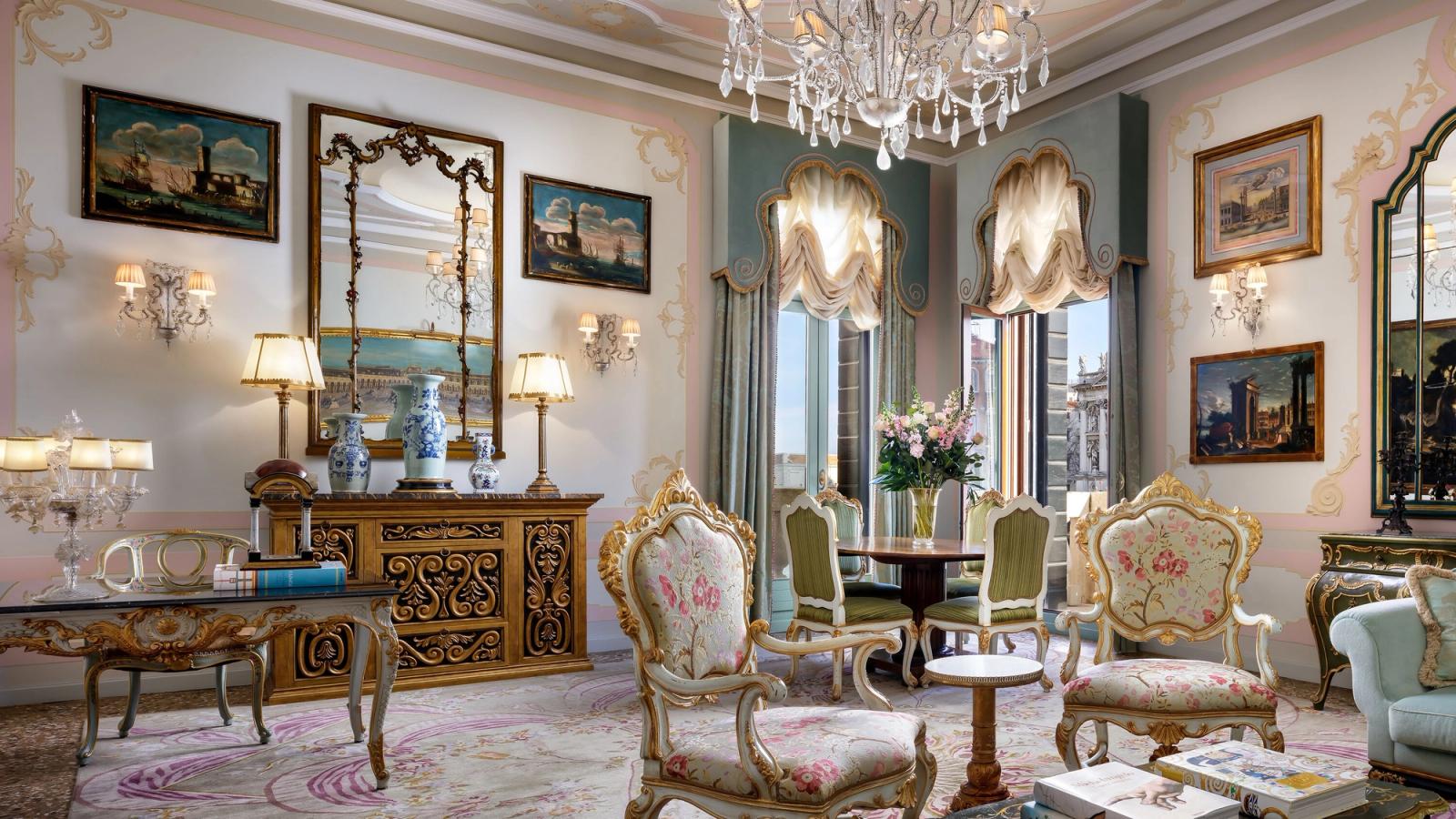 A Canal suite salon