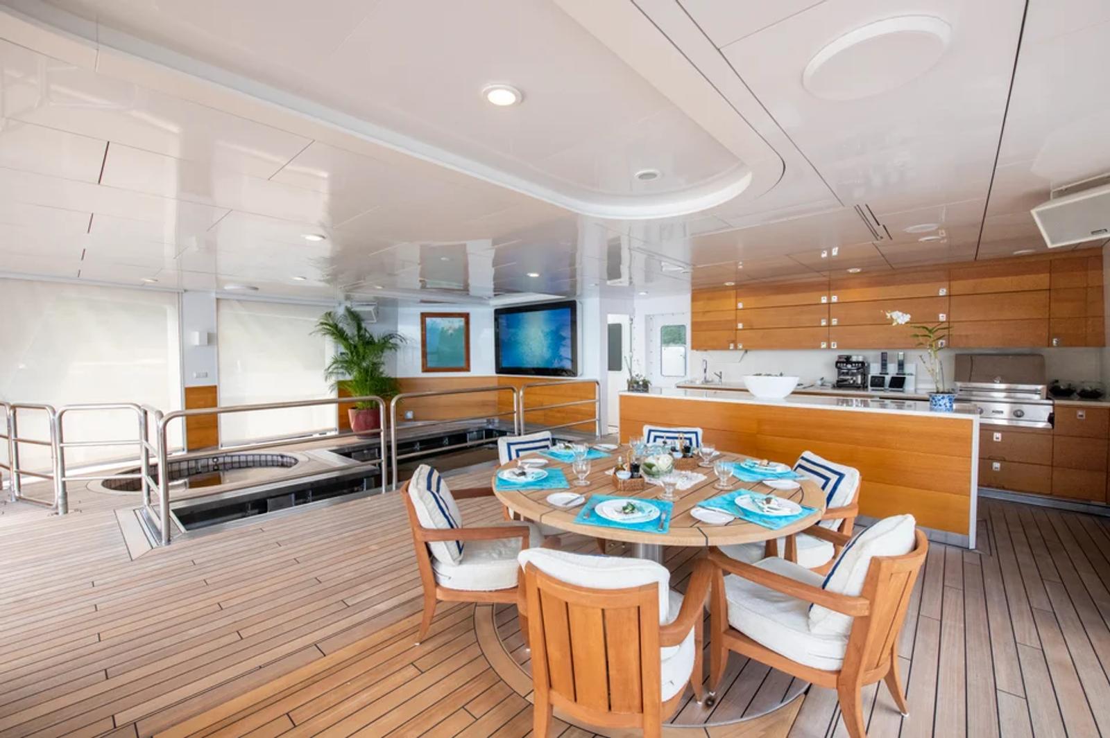 ARCTIC — beach club dining pool