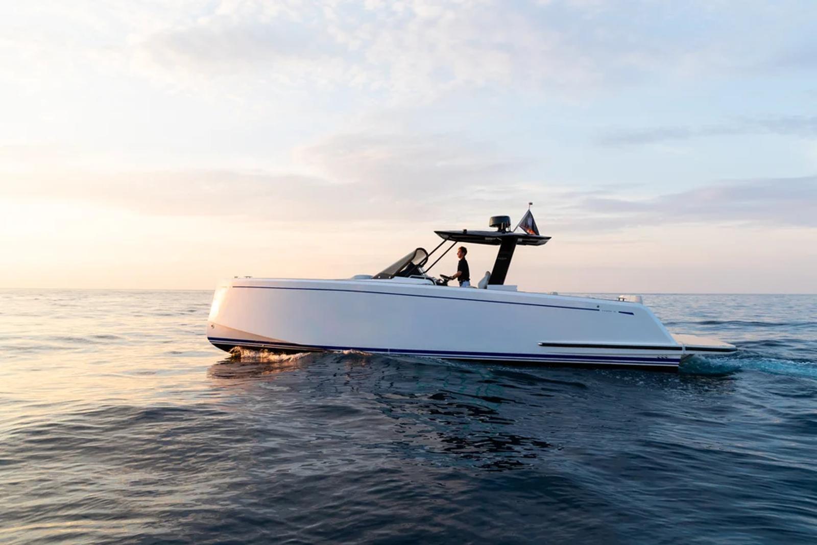CORAL OCEAN — tender underway