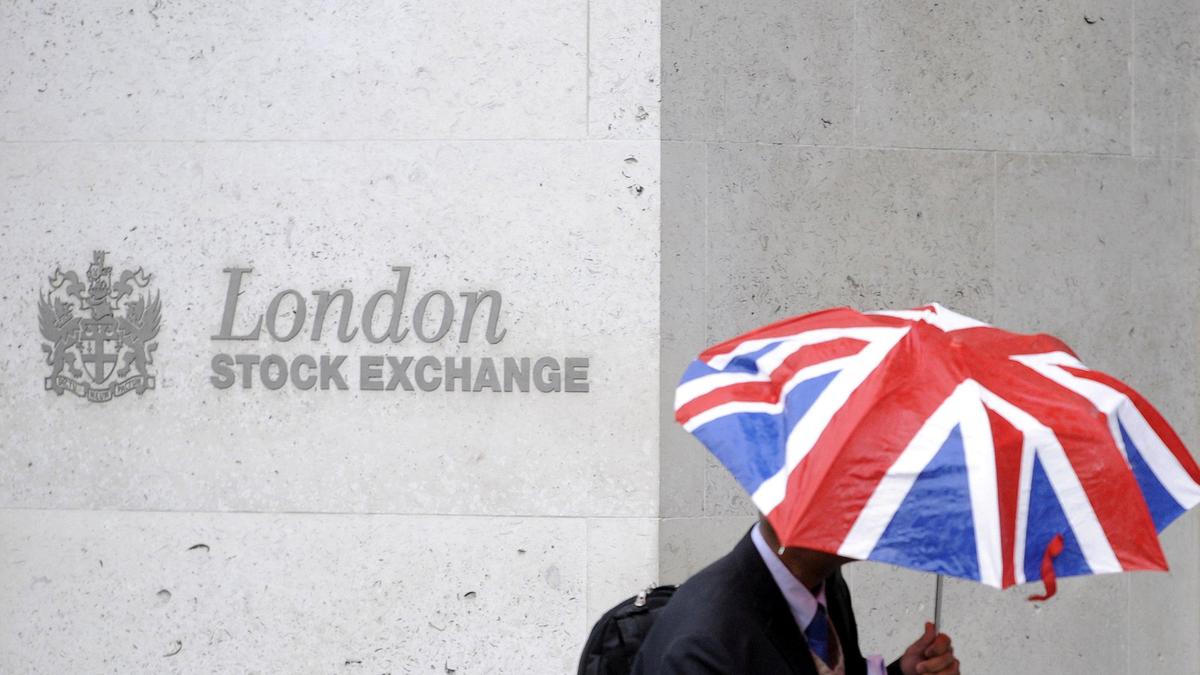London Stock Market breaks 10,000-point barrier for the first time