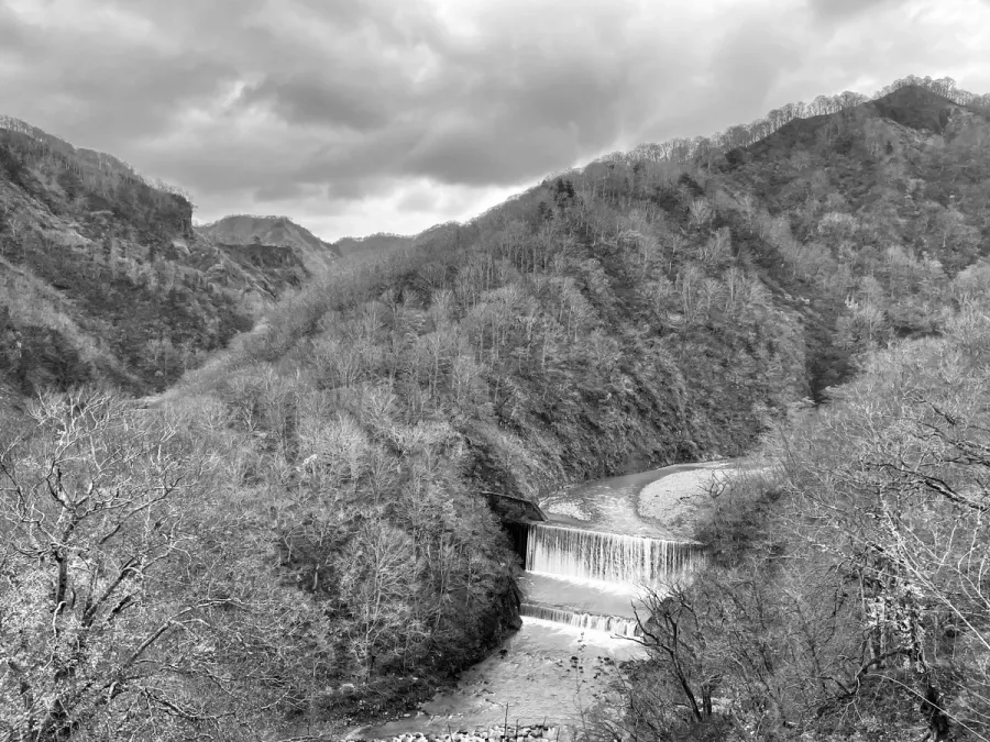 A black & white image of a dammed river on Mt. Gassan
