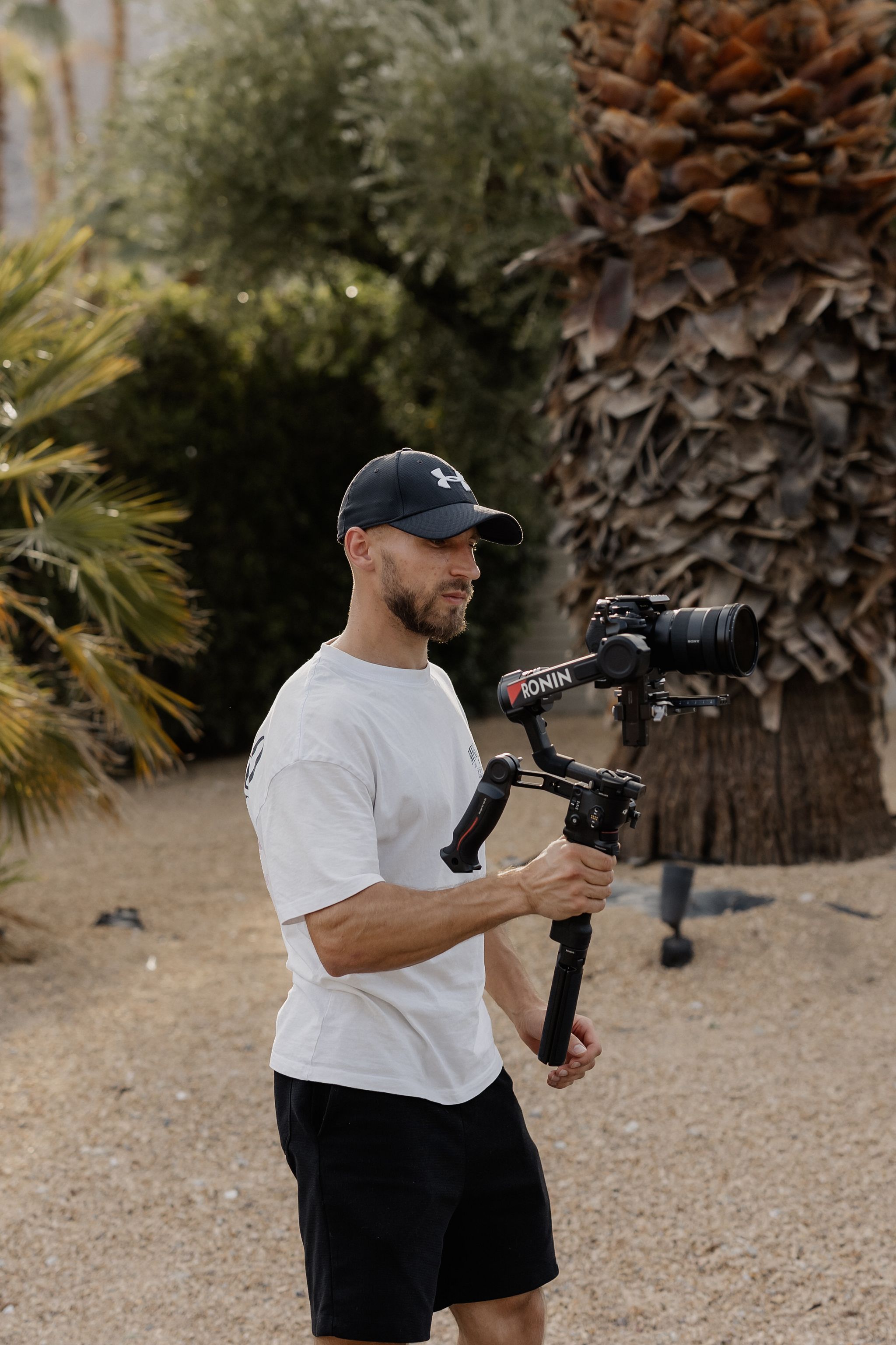 Denis Tochilin, Fotograf und Videograf, mit Kamera-Gimbal