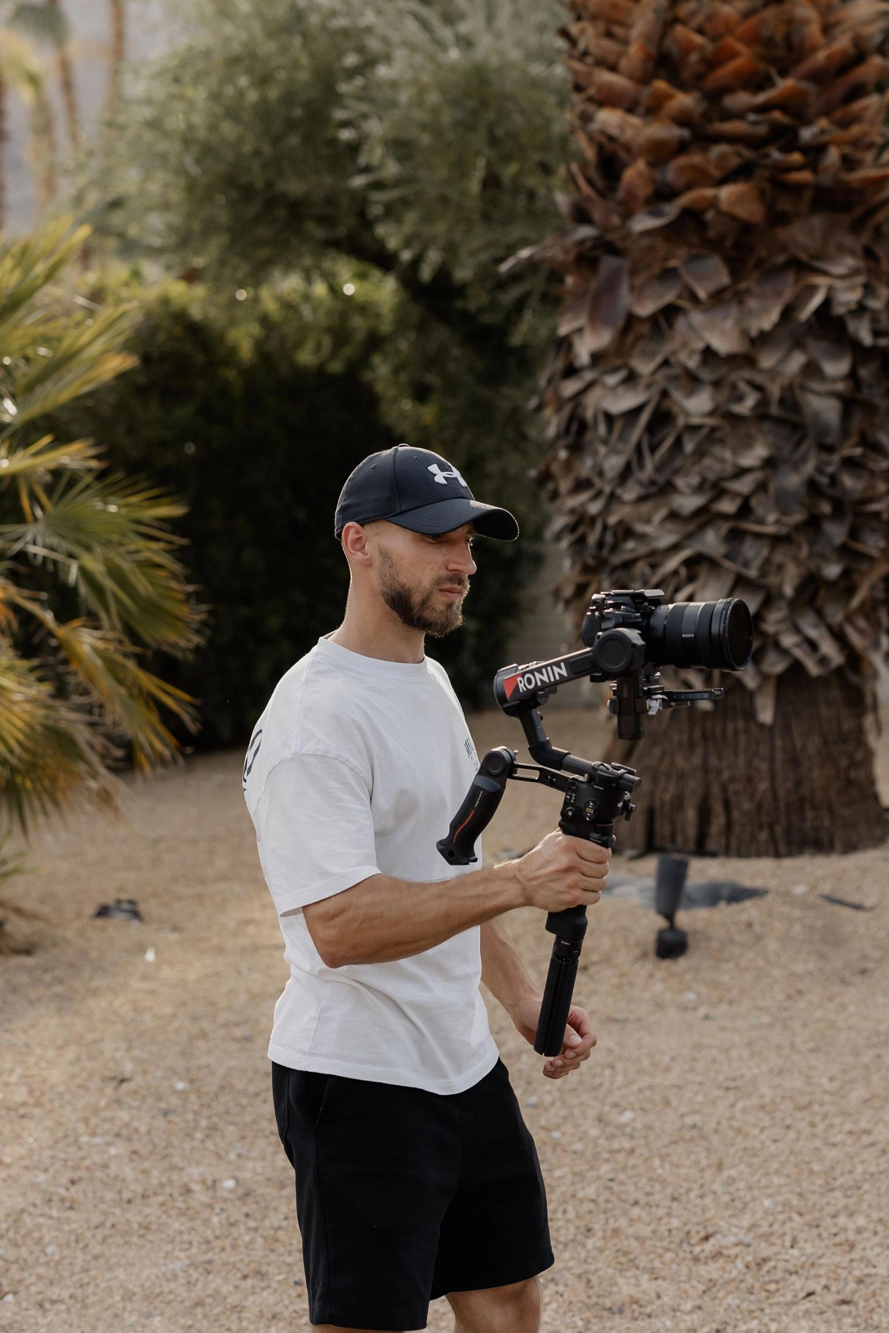 Denis Tochilin, Fotograf und Videograf, mit Kamera-Gimbal
