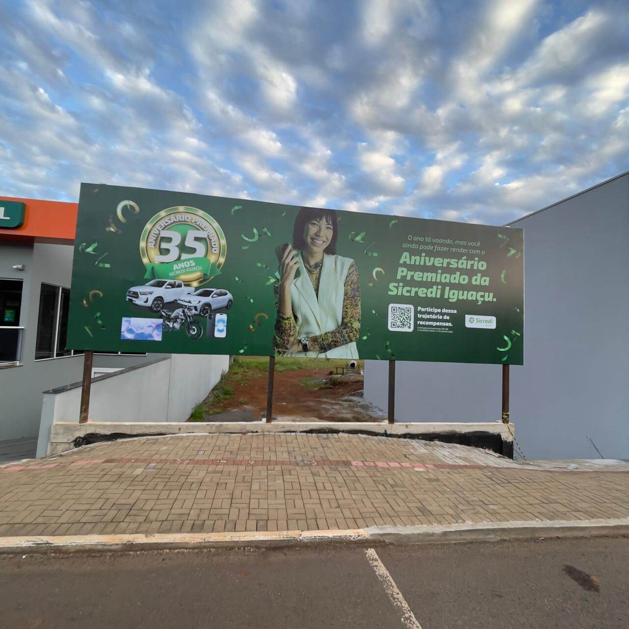 Lonas e Painéis — Only Comunicação