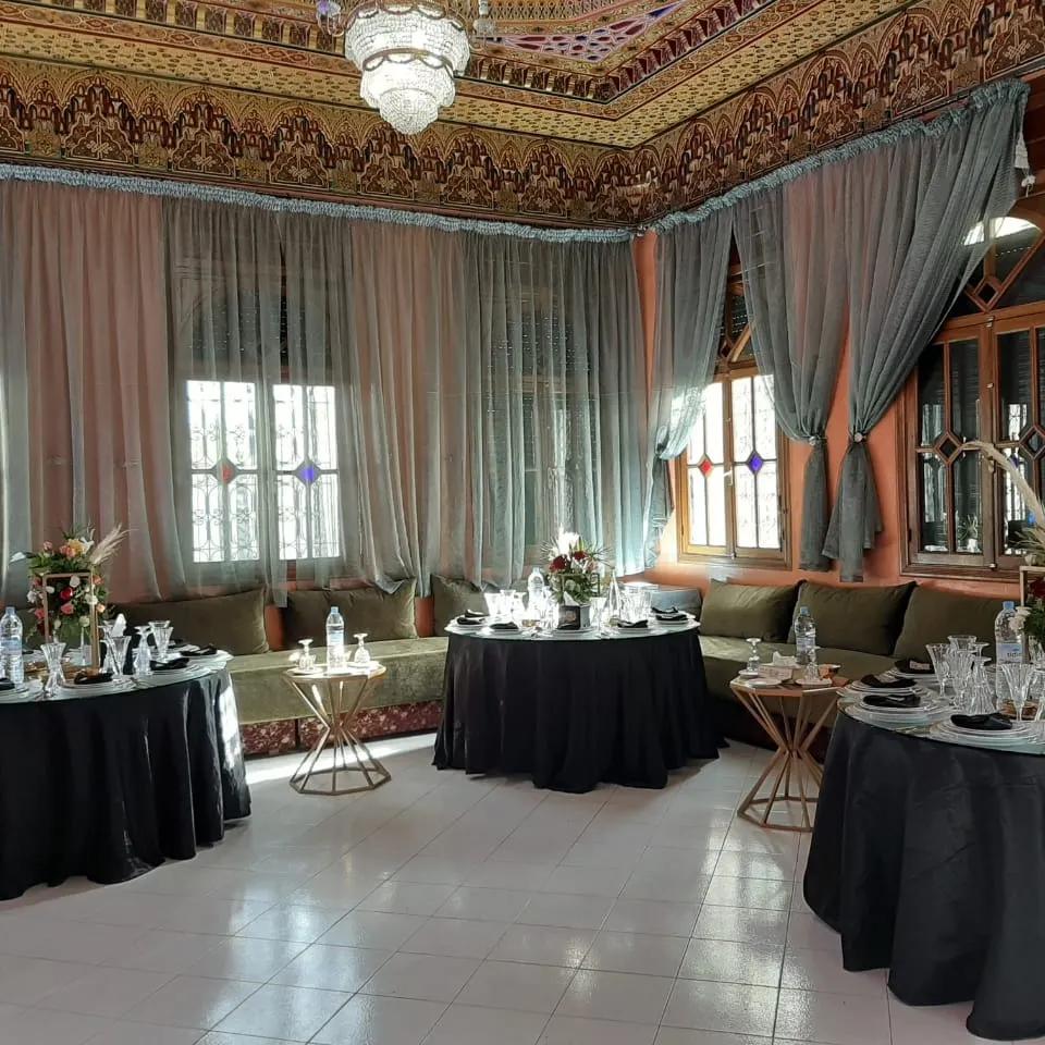 Intérieur de salle de mariage marocaine à la Salle des Fêtes Afilal à Fès