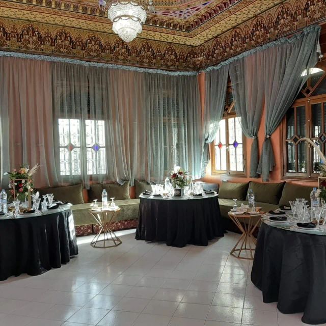 Intérieur de salle de mariage marocaine à la Salle des Fêtes Afilal à Fès