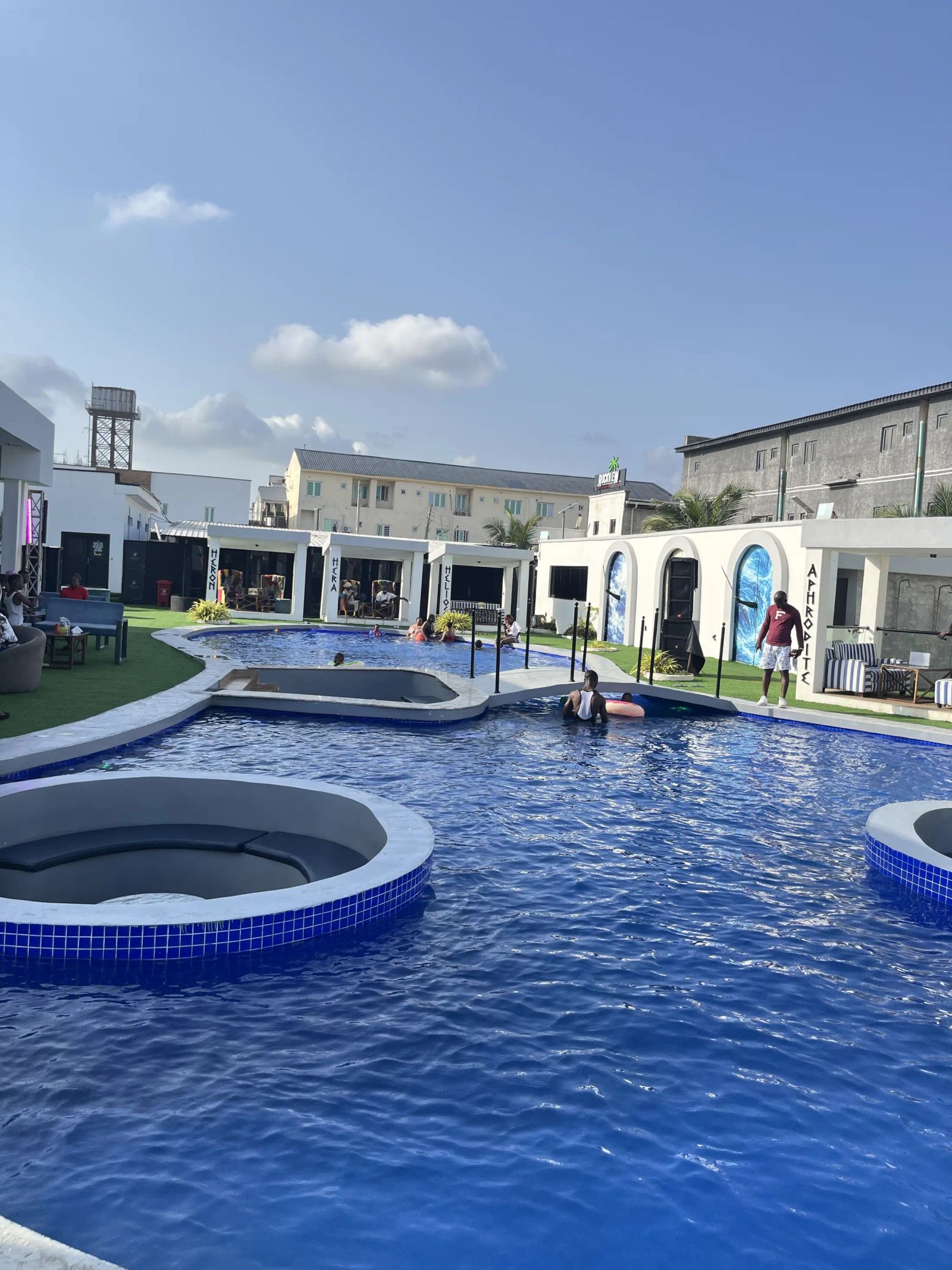 Round islands in the lagoon pool