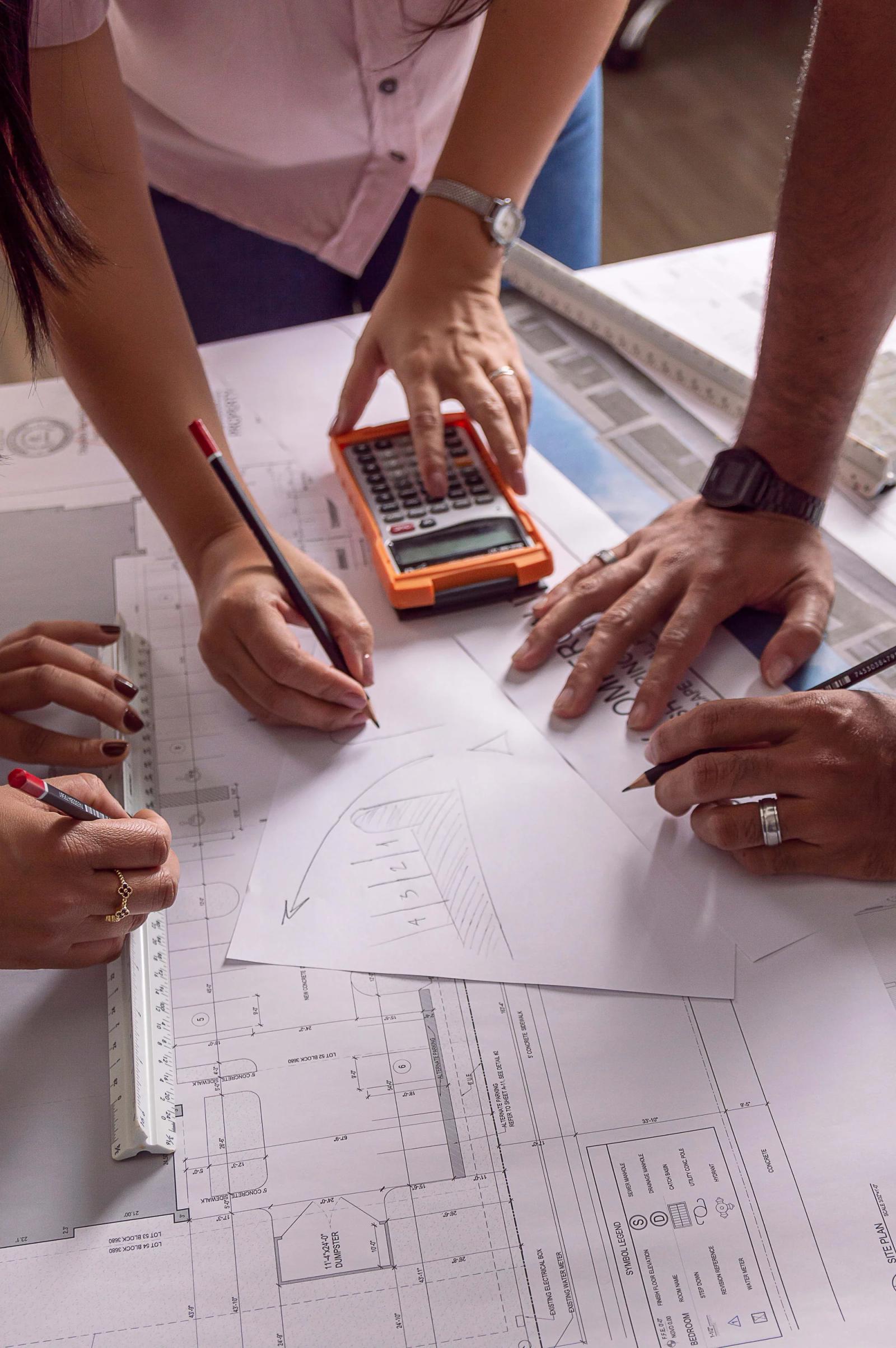 Equipo revisando planos arquitectonicos sobre la mesa