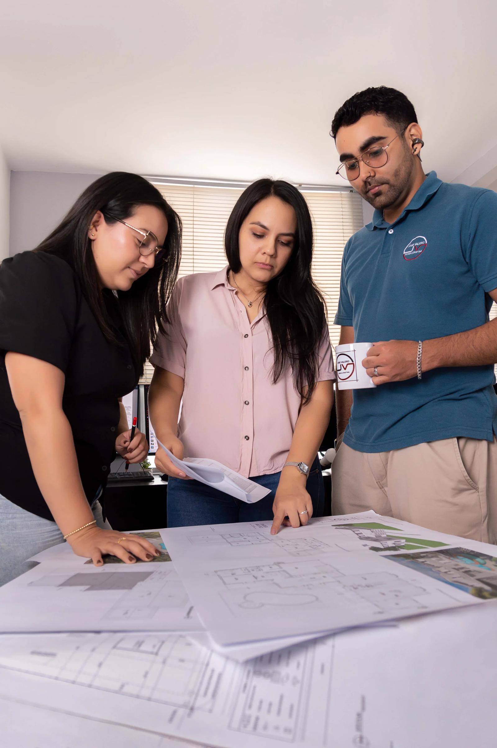 Equipo revisando planos de proyecto