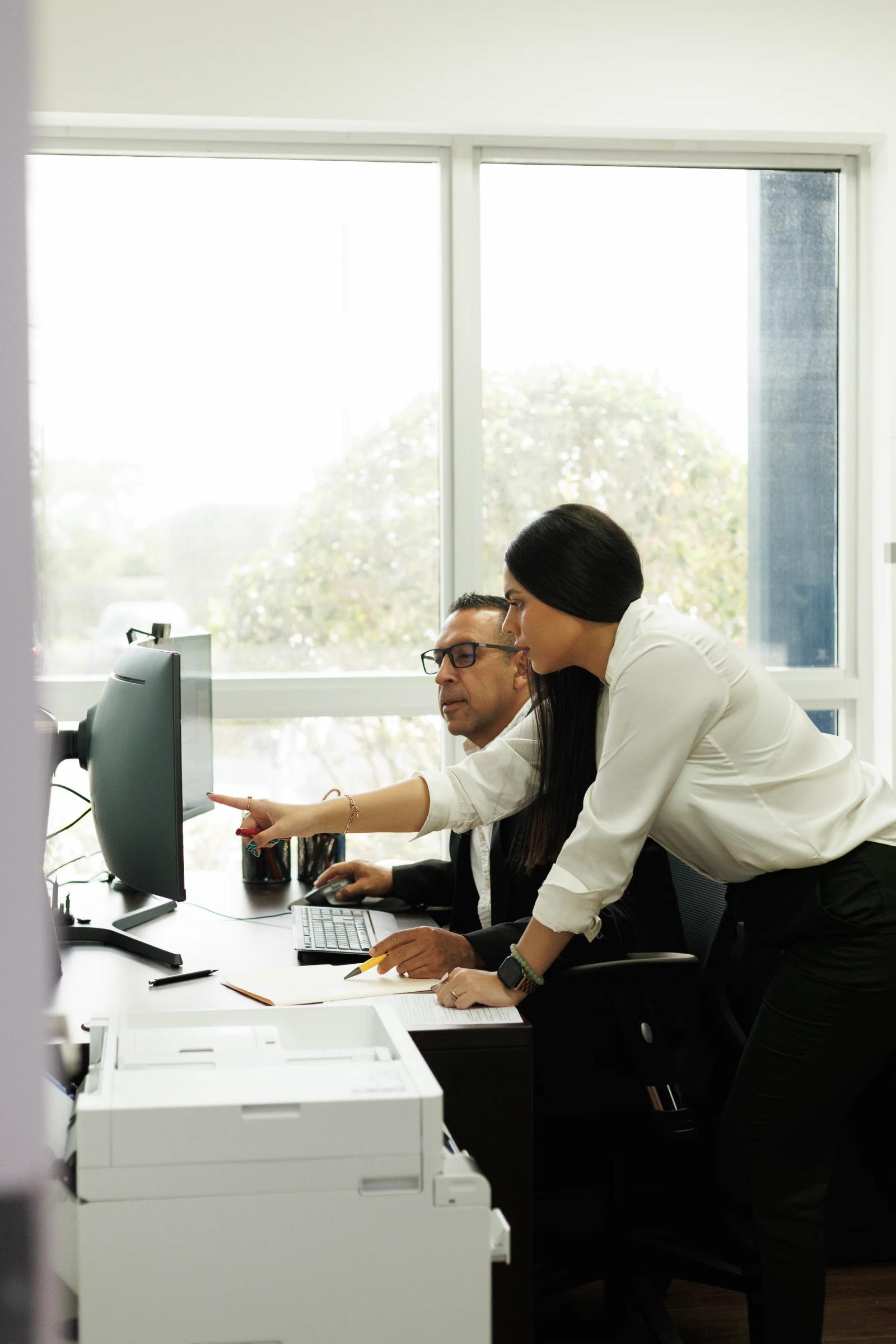 Profesionales colaborando en oficina