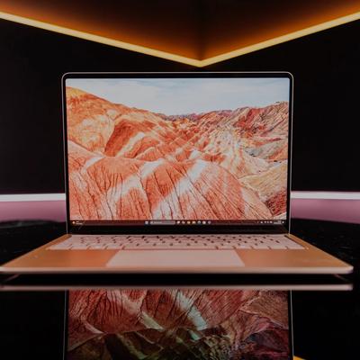 Microsoft טוענת כי מחשבי Copilot+ מהירים יותר מ-MacBook Air – האם זה באמת נכון?