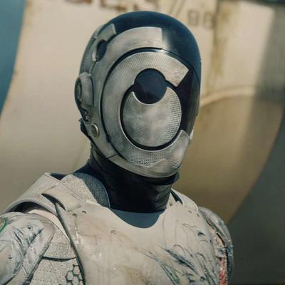 Murderbot מגיע במאי: הברקה של מד"ב או טירוף מוגזם?
