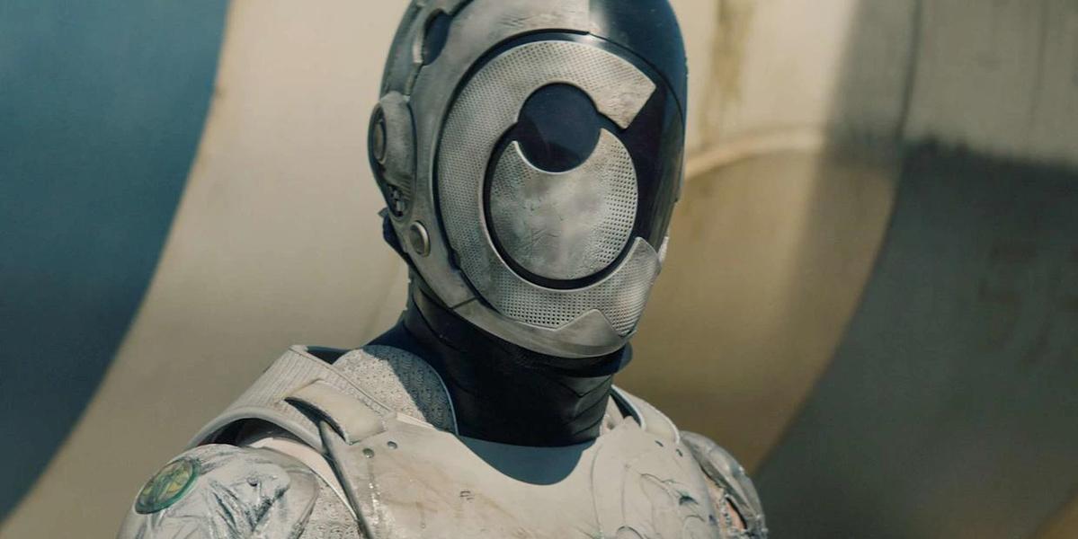 Murderbot מגיע במאי: הברקה של מד"ב או טירוף מוגזם?