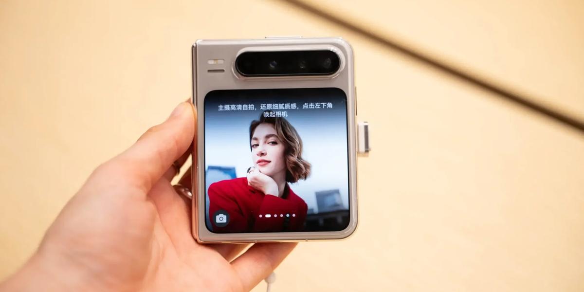Huawei Pura X: הסמארטפון המתקפל הכי מוזר שראינו