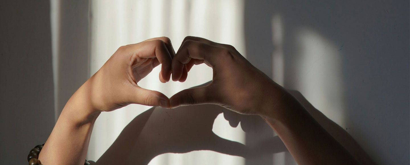 Célébrer l'amour autrement : une routine bien-être à deux