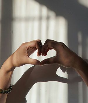 Célébrer l'amour autrement : une routine bien-être à deux