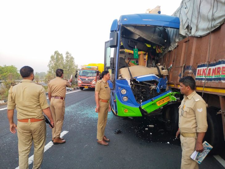 उन्नाव में एक्सप्रेसवे पर बस और ट्रक की आमने-सामने की टक्कर