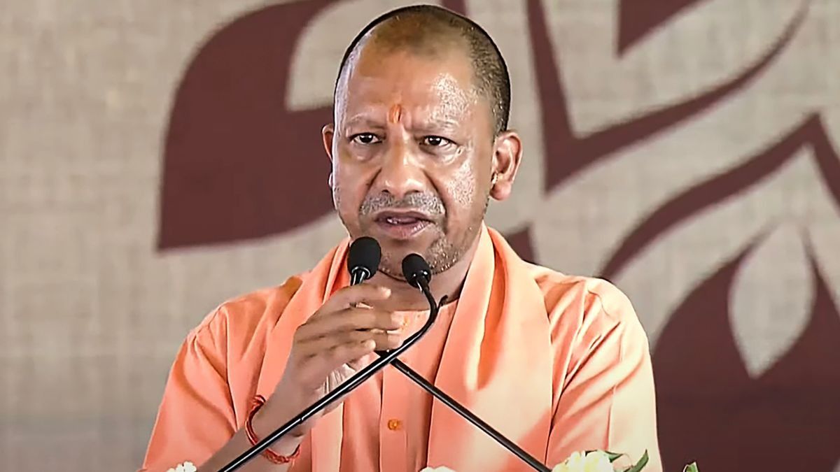 सीएम योगी की नमाज पर सख्त टिप्पणी, कहा- सड़क पर पढ़ने से बेहतर शिफ्ट में पढ़ने को तैयार
