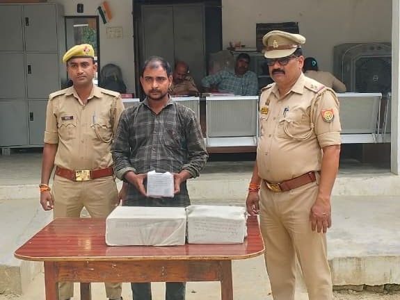 महिगवां में कैंटीन के माध्यम से अवैध शराब की बिक्री करते आरोपी को पुलिस ने किया गिरफ्तार, नरौसा गांव से 60 पाउच और नकदी की गई बरामद