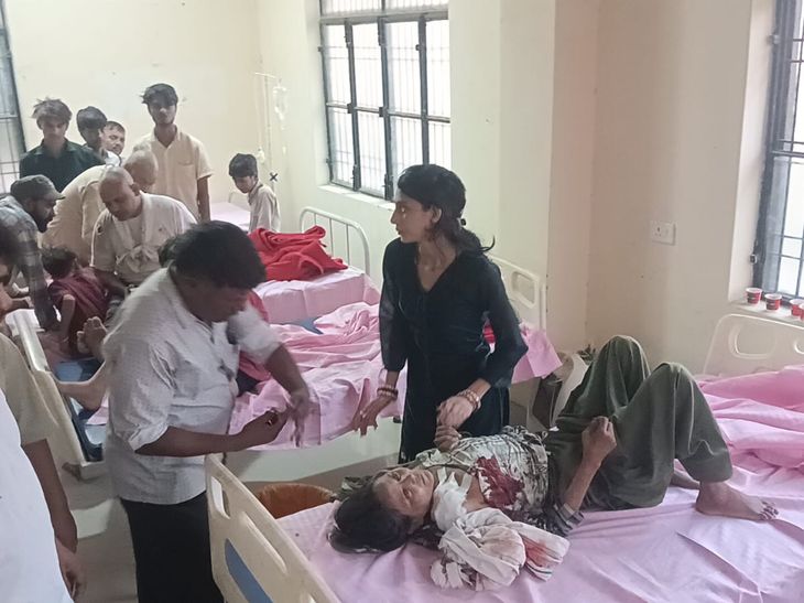 हाथरस में श्रद्धालुओं की कार पलटी, कुत्ते को बचाने के प्रयास में अनियंत्रित हुई