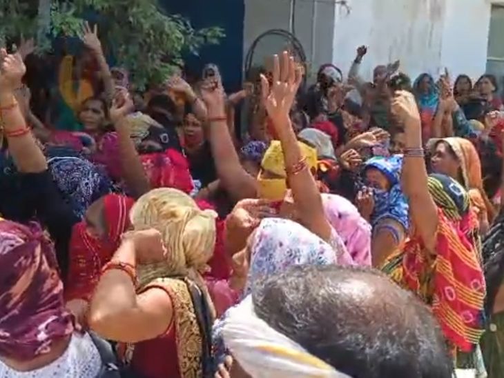 नैरोलैक फैक्ट्री कर्मचारियों का वेतन वृद्धि को लेकर प्रदर्शन, चौबेपुर में रोड जाम