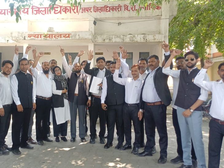 संभल एडीएम कार्यालय पर वकीलों का प्रदर्शन, लखनऊ में पुलिसकर्मियों पर कार्रवाई और घायल अधिवक्ताओं को मुआवजा