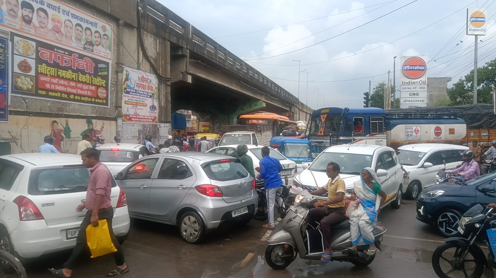 बारिश थमी तो सड़कों पर थम गया शहर, बेतरतीब ट्रैफिक ने बढ़ाई मुसीबत