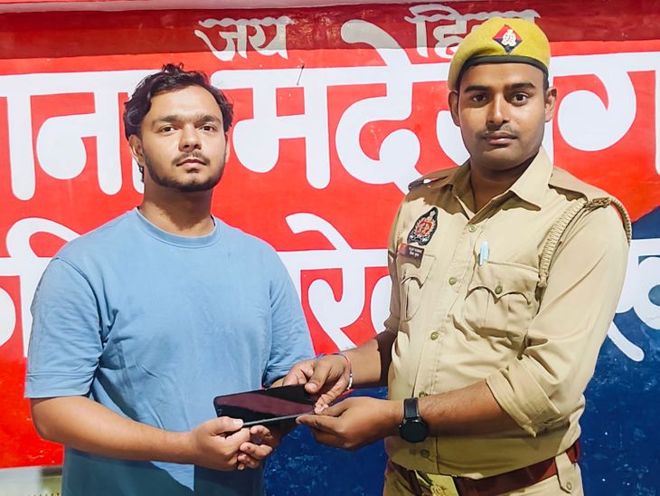 पक्का पुल से गिरने के बाद मोबाइल फोन बरामद: मदेयगंज पुलिस ने एक घंटे के भीतर मालिक को लौटाया