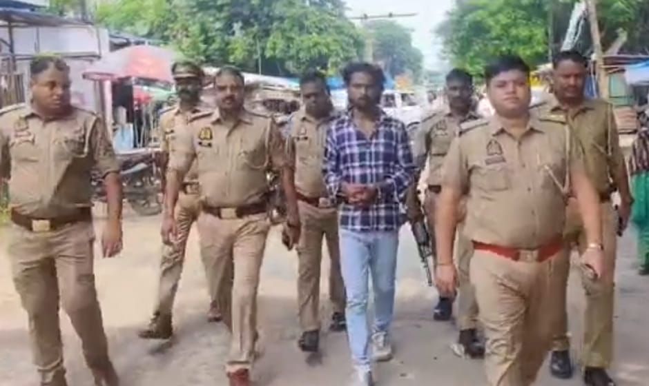 कानपुर में हिस्ट्रीशीटर की गिरफ्तारी के बाद पुलिस का सार्वजनिक जुलूस, आरोपी ने मांगी माफी