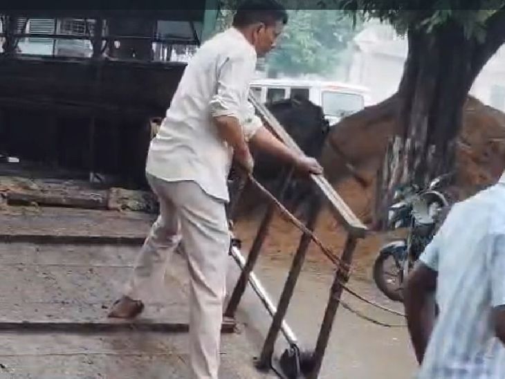 दरोगा पर हमले के बाद पारा में अवैध डेयरियों के विरुद्ध नगर निगम और पुलिस का संयुक्त अभियान तेज