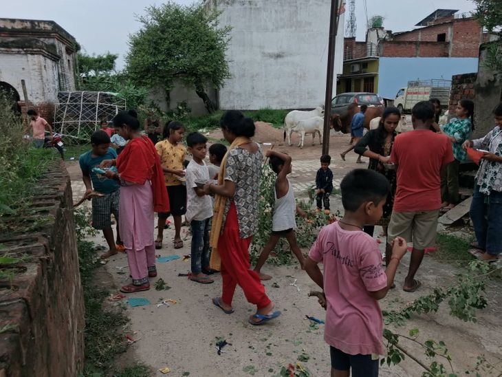 फतेहपुर के पचघरा मोहल्ले में नाग पंचमी पर बच्चों द्वारा गुड़िया पीटने की परंपरा का उत्साहपूर्वक पालन